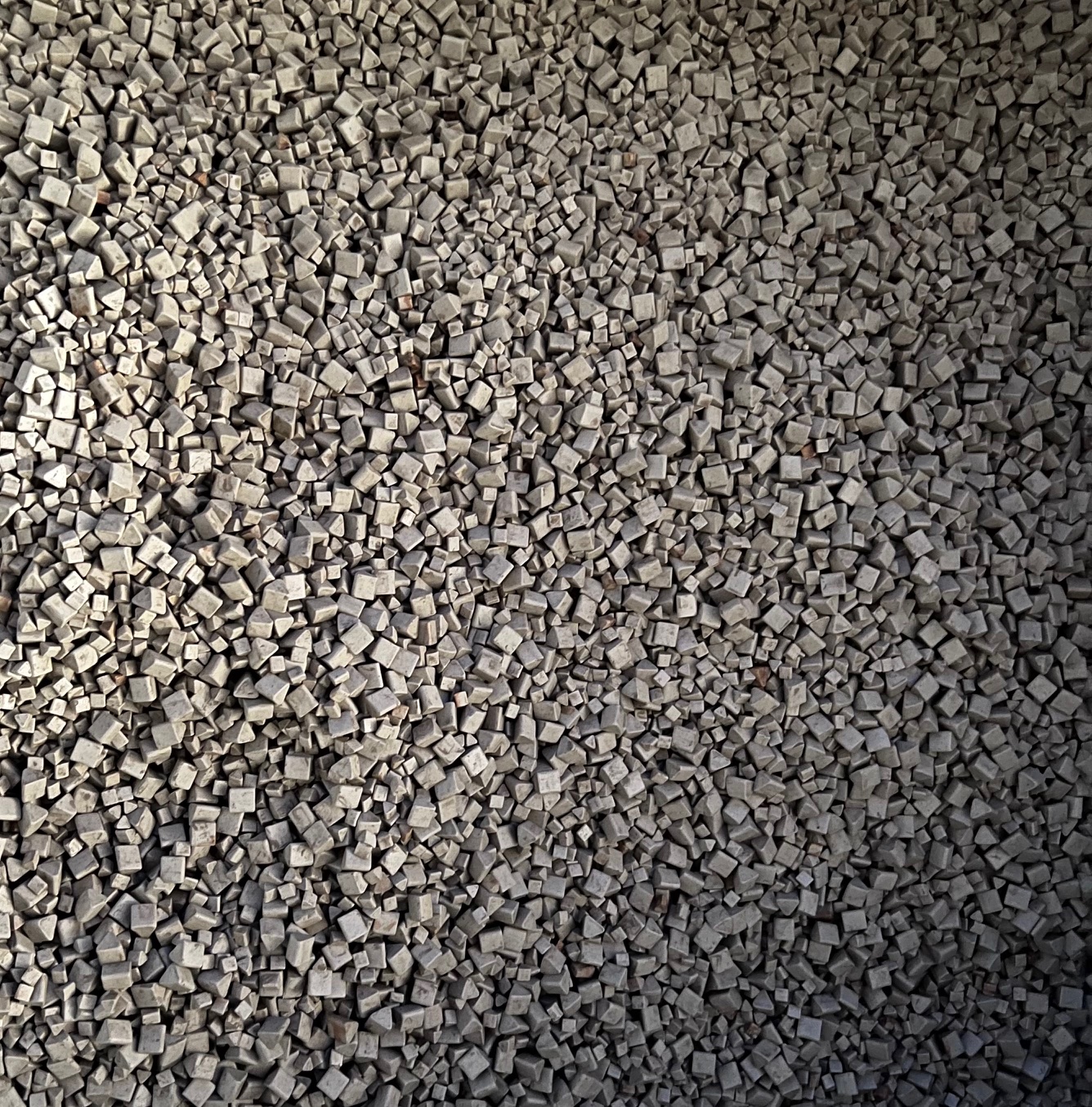 Kasutatud vibrotrummelmasina kivikesed detailide poleerimiseks ja viimistlemiseks